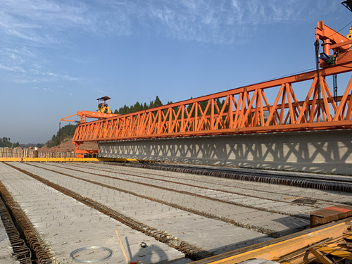 成资渝高速TJ5项目黄桷坡大桥顺利完成全部梁板架设_副本.jpg 成资渝高速TJ5项目黄桷坡大桥顺利完成全部梁板架设_副本.jpg