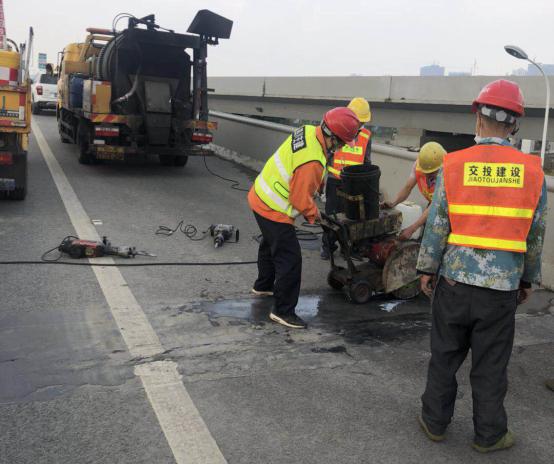 成仁高速高架桥伸缩缝平整度.jpg 成仁高速高架桥伸缩缝平整度.jpg