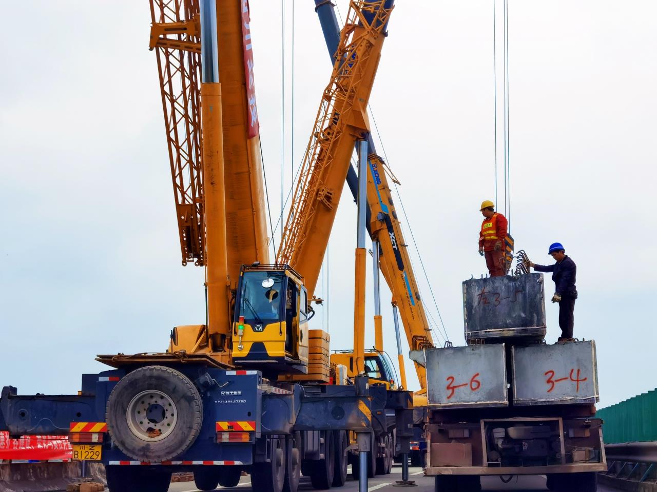 正在吊梁.jpg 正在吊梁.jpg