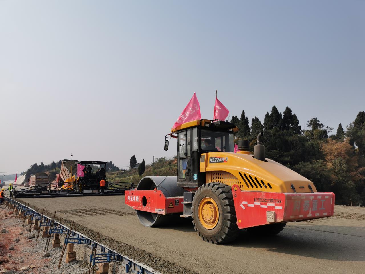 水稳铺筑2.jpg 水稳铺筑2.jpg