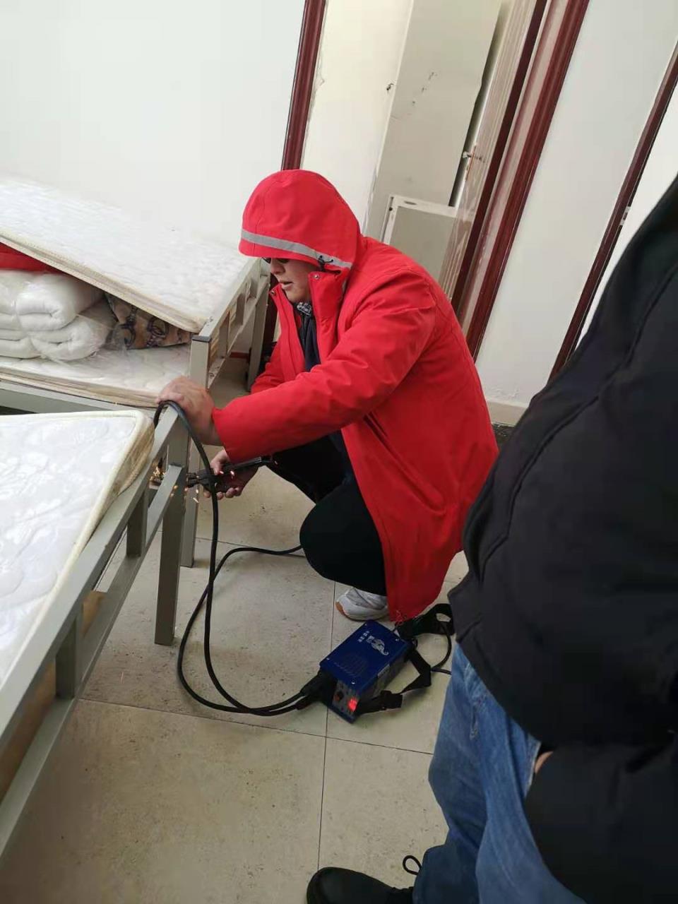 项目青年志愿者焊接床架.jpg 项目青年志愿者焊接床架.jpg