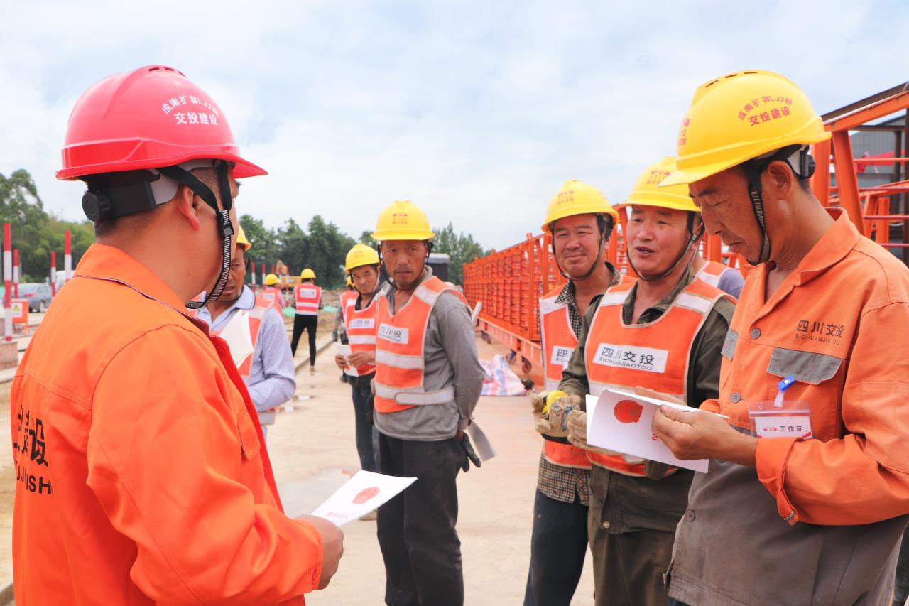 志愿者们为现场民工进行解惑答疑.jpg 志愿者们为现场民工进行解惑答疑.jpg