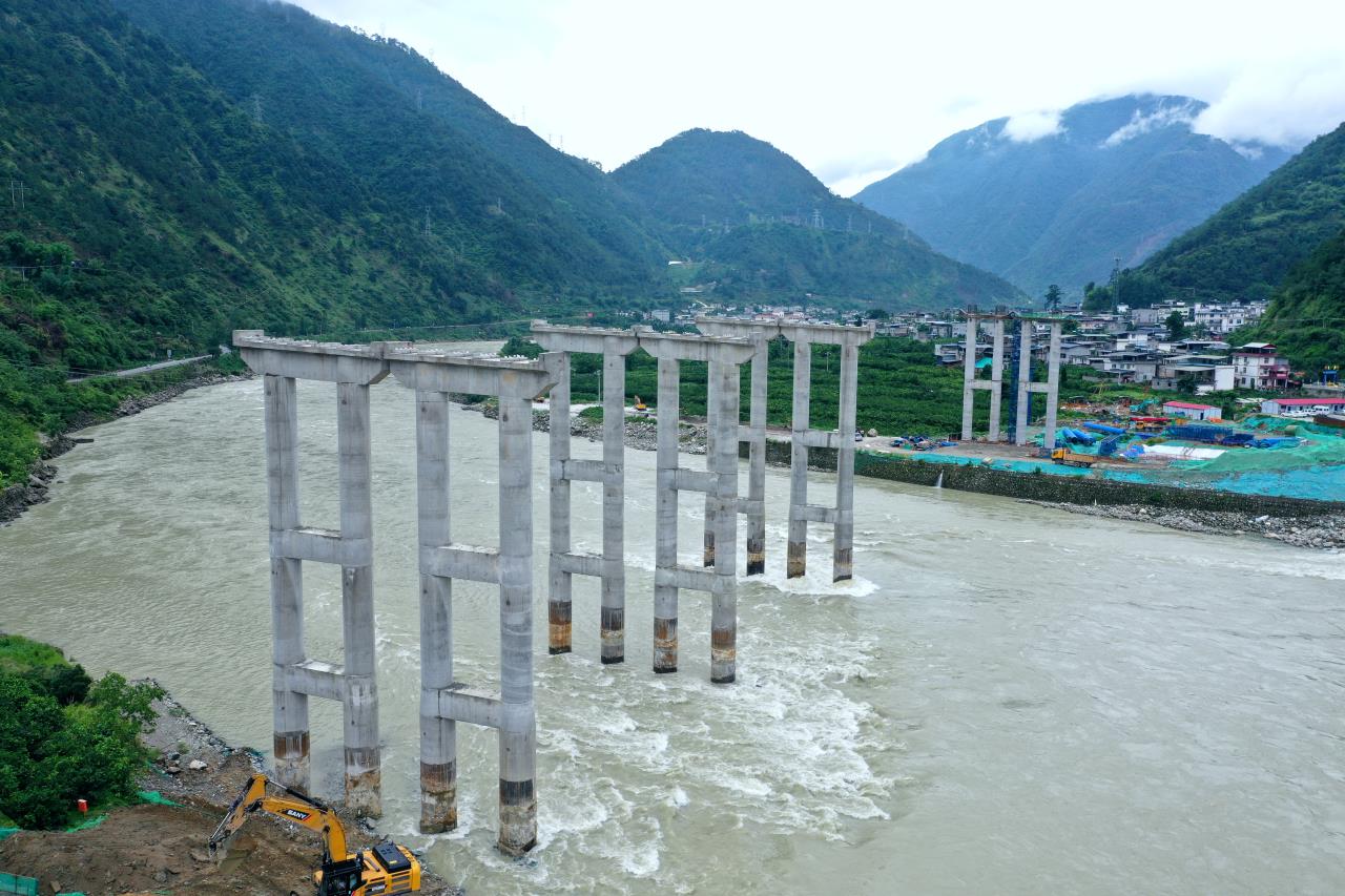 安顺大渡河特大桥墩柱施工现场.jpg 安顺大渡河特大桥墩柱施工现场.jpg