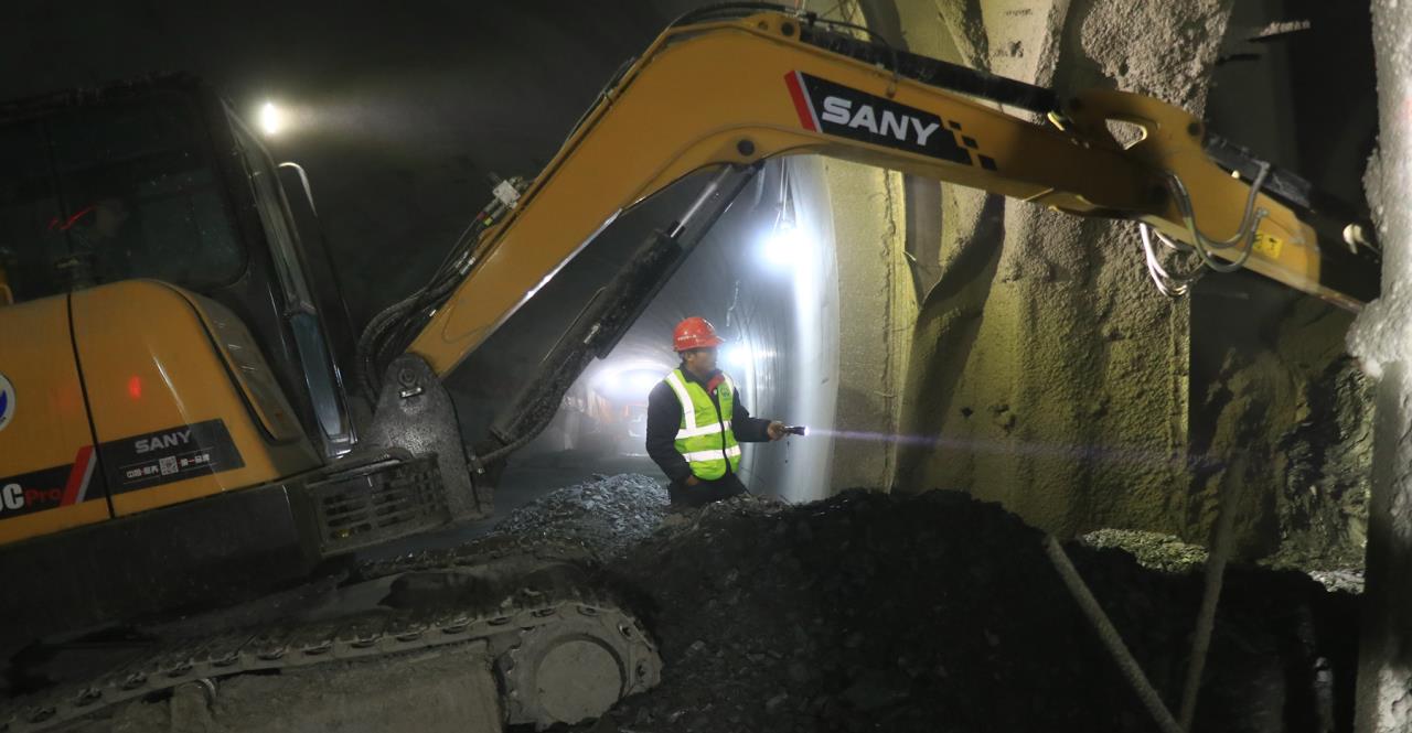 图1:节后神座隧道进口端洞内人行横洞开挖现场.jpg 图1:节后神座隧道进口端洞内人行横洞开挖现场.jpg