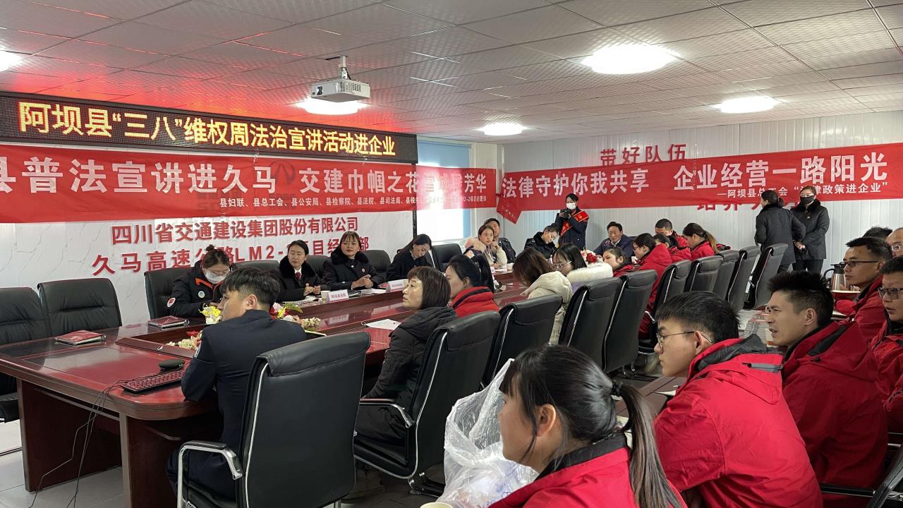 全员听讲.jpg 全员听讲.jpg