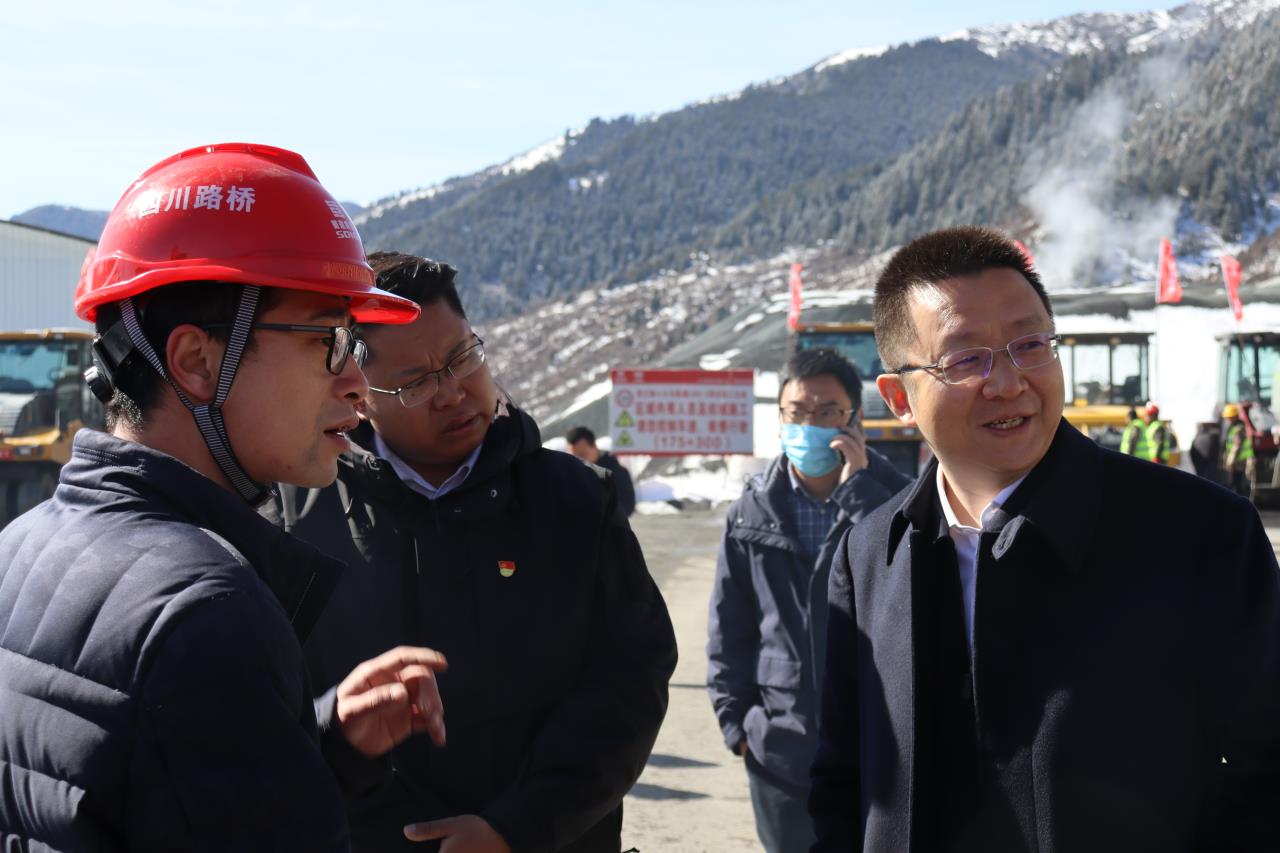 阿坝州委常委、州纪委书记、州监察委员会主任袁震调研指导施工 (2).jpg 阿坝州委常委、州纪委书记、州监察委员会主任袁震调研指导施工 (2).jpg